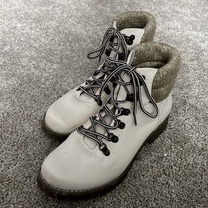 Cliffs white lace up boots size 8.5